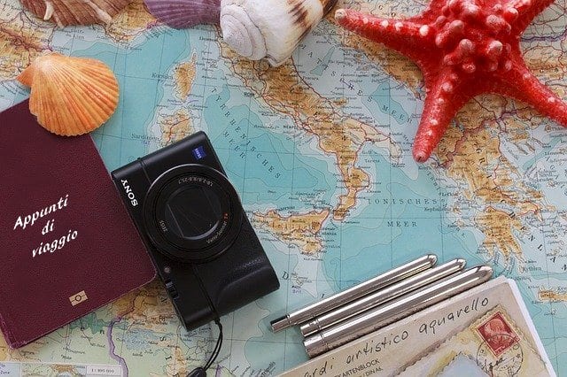 mappa dell'italia, cartoline e macchina fotografica: il kit del turista domestico
