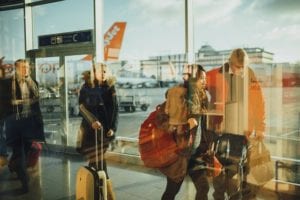 trend turismo e viaggi 2021, turisti in aeroporto prima della pandemia